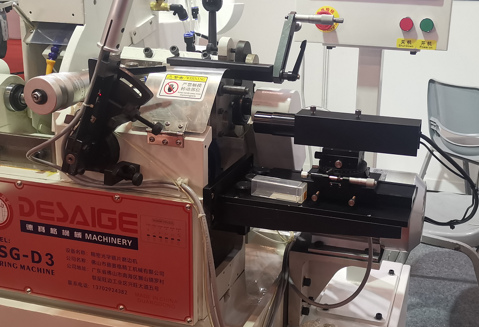 Transmission centering instrument installed on an edging machine