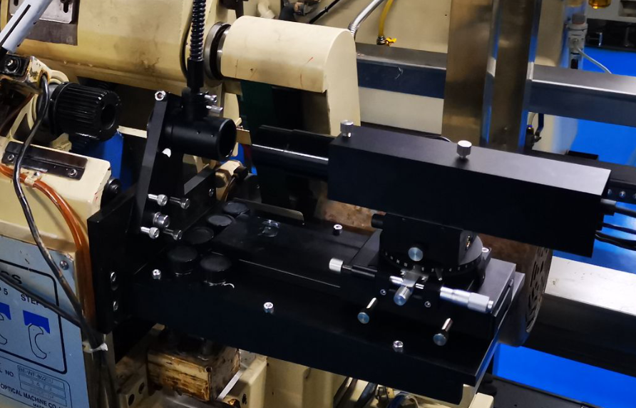 Centering instrument installed on a lens edging machine