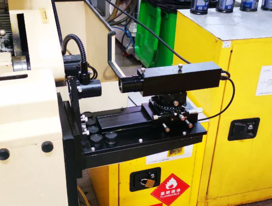 Centering instrument installed on a lens edging machine